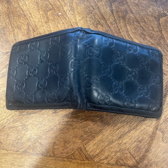 Gucci Black Leather Wallet with Embossed Logo - Picture 2 of 5